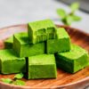 Веганские конфеты с матчей и какао-маслом — изысканный растительный десерт с кремовой текстурой